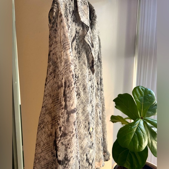 Outrageous brand snake print blouse in silver-grey. US size 10 - Picture 4 of 6